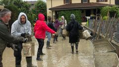 Afectados por la inundaciones retiran el barro de una casa en Emilia Roma�a.