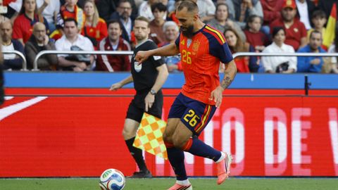 Borja Iglesias conduce el bal�n en el partido ante Irak en Riazor.