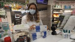 En la farmacia de Sara Varela, en imagen, han recibido hasta hora pocos test de anticuerpos
