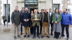 David Regades, en el centro, con alcaldes y portavoces del PSOE en el distrito sanitario de Pontevedra, este jueves, en el Hospital Provincial