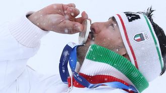 Federico Tomasoni, besa la medalla de plata lograda en los Juegos Ol�mpicos de Mil�n-Cortina d'Ampezzo.