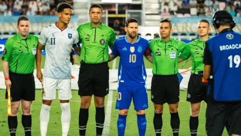 Leandro Antonetti en el sorteo de capitanes junto a Leo Messi