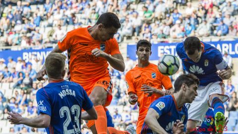 Linares remata un crner, con Forln y Mossa delante, en el Oviedo-Lorca