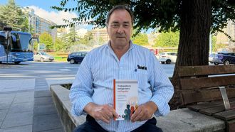 Ricardo L�pez Mosteiro con su libro, editado por Colex.