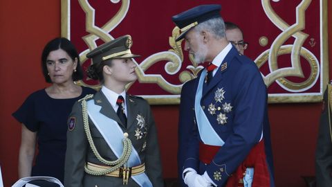 La princesa Leonor y el rey Felipe VI durante el tradicional desfile militar