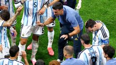Scaloni hablando con sus jugadores en la pausa de hidrataci�n del primer tiempo.