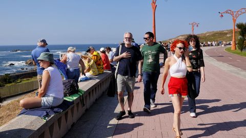 Personas esperando el eclipse desde el paseo mar�timo de A Coru�a