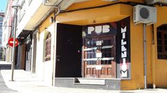 La entrada del pub en el que se produjeron los hechos, precintada por la Guardia Civil tras la detenci�n del sospechoso