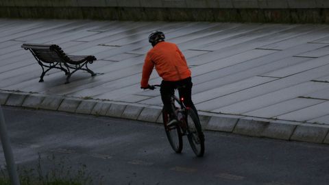 Deportistas en el paseo de Coroso en Ribeira