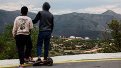 Dos j�venes palestinos observan un nuevo asentamiento israel� cerca de Nabl�s, en Cisjordania