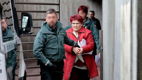 Remedios S&aacute;nchez, la asesina en serie de mujeres, a la salida de los juzgados en A Coru&ntilde;a, en diciembre. 