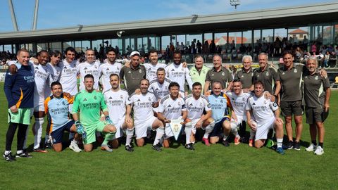 Duelo hoy entre el equipo de leyendas del Real Madrid y la selecci&oacute;n gallega de f&uacute;tbol veterano en Ribadumia