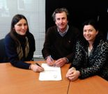 Firma del convenio entre representantes de ACIA de Foz y La Caixa. 