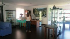 Interior de la oficina de turismo de Folgoso tras la reapertura del local