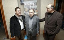 El profesor Sacido (en el centro) durante el estreno del documental en Santiago. 