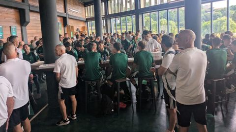 Personal de la base y jugadores en el �rea 1919 como broche a la jornada. 