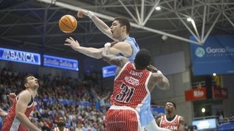 Danko Brankovic, defendido por Dylan Ennis en un lance del partido en el Pazo.