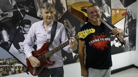 Esteban Barral (con la guitarra eléctrica) y Franco Nesti (con la española al hombro) son dos de los alumnos veteranos de A Casa do Rock, donde no existe edad para dar rienda suelta al espíritu roquero, ya sea tocando el bajo, la batería, rasgando las cuerdas de una guitarra... Estos dos jubilados dicen haber recuperado años de vida gracias a ello.