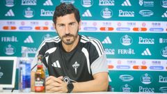 El t�cnico Javi V�zquez durante la rueda de prensa previa al partido frente al Barakaldo
