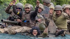 Soldados ucranianos en un veh�culo militar, en una carretera de la regi�n de Donetsk