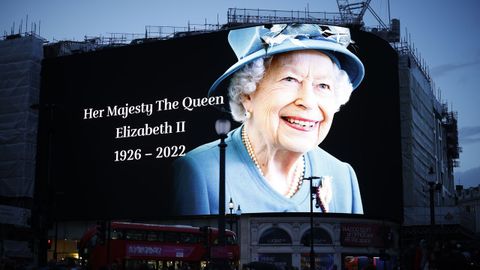 Inglaterra se ha volcado con los homenajes a la reina. En Piccadilly Circus, una gran pantalla conmemora a Isabel II.
