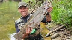 Miguel Pardo posa con la trucha capturada