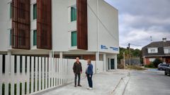 Exterior de la nueva residencia de Antas de Ulla, con la alcaldesa, Pilar Garc�a Porto