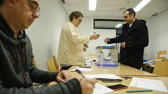 En una imagen de archivo, un ciudadano introduce su voto en la urna en Santiago