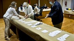 Recuento del voto exterior en la Audiencia Provincial de A Coru�a el pasado d�a 20