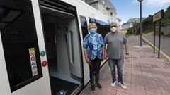 Hilda, de Loiba, y Jorge Luis, de Viveiro, usuarios de Feve en el apeadero de Ponte Labrada
