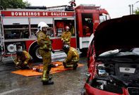 Una patrulla de los bomberos de O Saln�s en acci�n.
