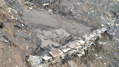 Una de la albarradas colocadas en el monte por la CHMS para evitar que lleguen cenizas y suelo quemado a los ros de Ourense.