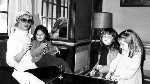 La cantante y actriz Marisol con sus tres hijas, cuando todava eran unas nias