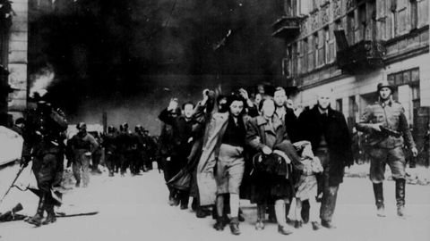 Imagen de 1943 en la que se aprecia a un grupo de jud�os abandonando un gueto en llamas