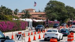 Veh�culos circulan por el exterior de la residencia de Trump en Mar-a-Lago tras la incursi�n de un hombre que fue abatido por el servicio secreto