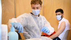 Un estudiante, vacun�ndose en Lausana 