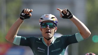 Van Aert celebra la victoria en la decimoquinta etapa de la Vuelta.