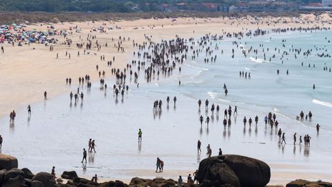 Multitud de ba�istas en la playa de A Lanzada