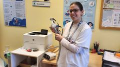 Una enfermera del servicio de neumolog�a de Pontevedra muestra uno de los respiradores