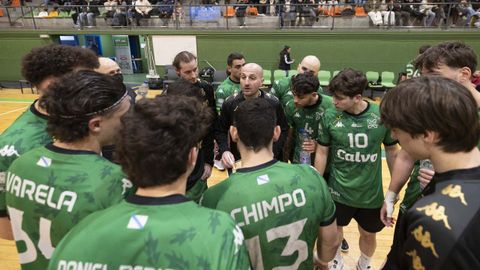 Adri�n Dubra da instrucciones a sus jugadores del Calvo Xiria