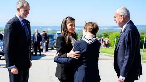 El presidente de Austria, Alexander Van der Bellen, y la primera dama austriaca, Doris Schmidauer, dan la bienvenida al rey Felipe VI y a la reina Letizia