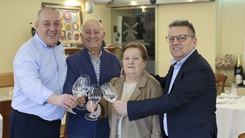 Gabriel y Estrella, los fundadores del negocio, brindan junto a sus hijos Ban y Carlos, al frente del establecimiento desde hace una d�cada