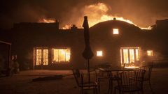 Una famosa vinoteca de California siendo arrasada por el fuego