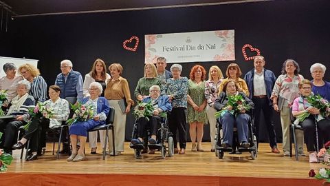 El alcalde y la concejala de Cultura obsequiaron a las seis «abuelas» de Neda con placas conmemorativas y ramos de flores, en la Casa da Cultura