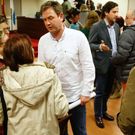 El alcalde, Benito Soto, hablando con varias vecinas. 