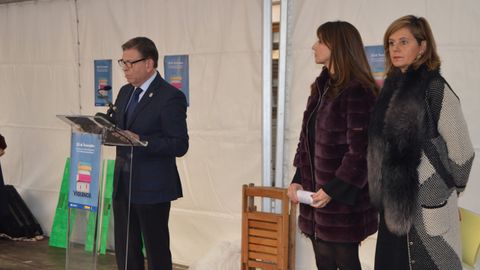 Alfredo Canteli lee su discurso durante el acto de homenaje a las v�ctimas de violencia machista