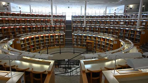 Biblioteca principal de la universidad