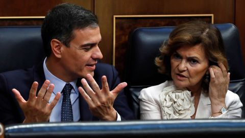 Pedro Snchez y Carmen Calvo en el Congreso durante la sesin de investidura