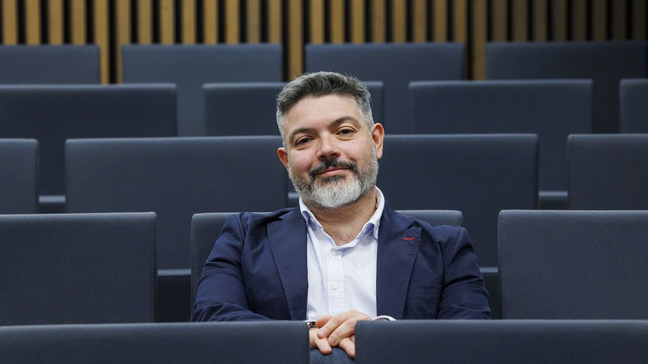 Joaquín González, experto en ciberpsicología: «Determinados diseños de las redes incrementan el riesgo de daño en menores vulnerables»