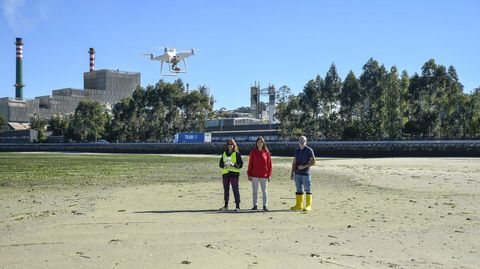 Cientficos investigando con drones el banco marisquero de Os Praceres